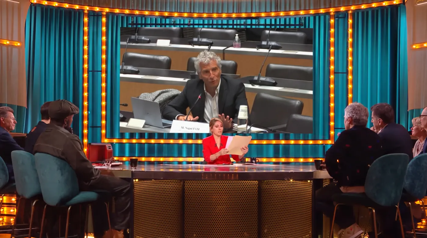 Léa Salamé avec les documents