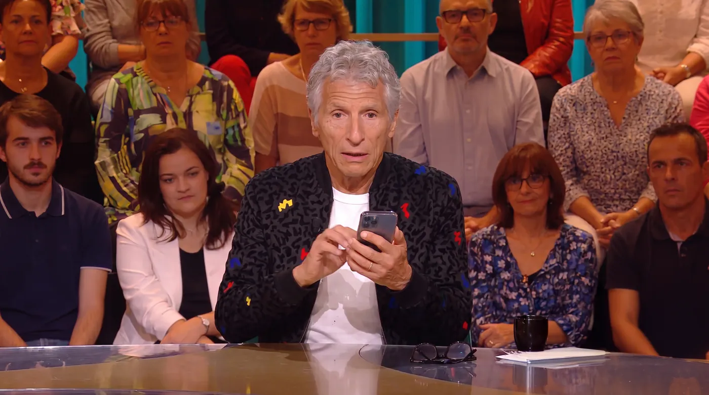 Léa Salamé montre le téléphone de Sophie à Nagui